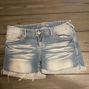 Maurice’s light wash denim shorts.
